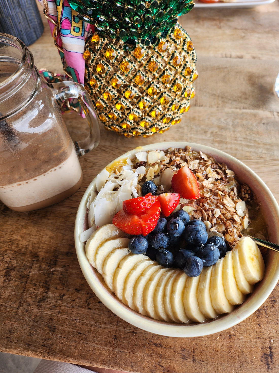 Fruktskål med bananer som hjelper søvnen din